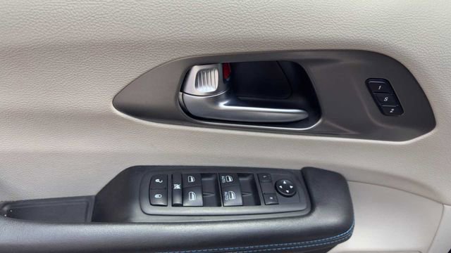 Used 2022 Chrysler Pacifica Touring-L FWD image 22