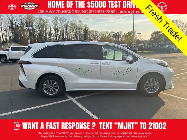 Used 2025 Toyota Sienna XLE image 2