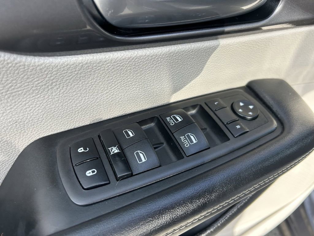 Used 2023 Chrysler Pacifica Touring-L image 26