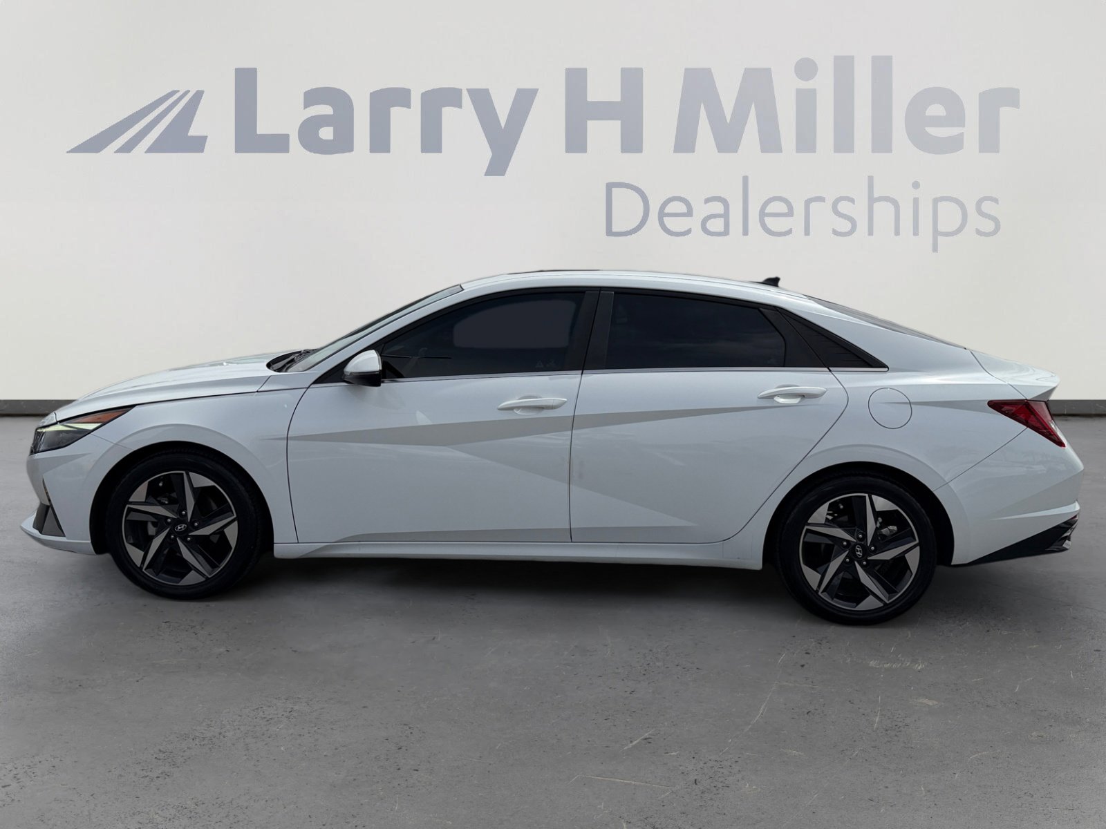Used 2021 Hyundai Elantra Limited FWD image 2