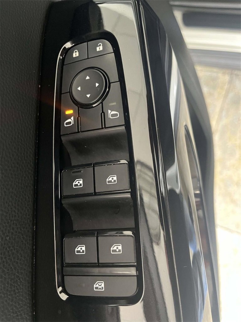 Used 2022 Nissan Pathfinder SV image 16