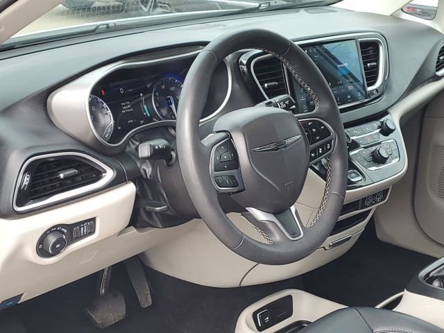 Used 2024 Chrysler Pacifica Touring-L image 9