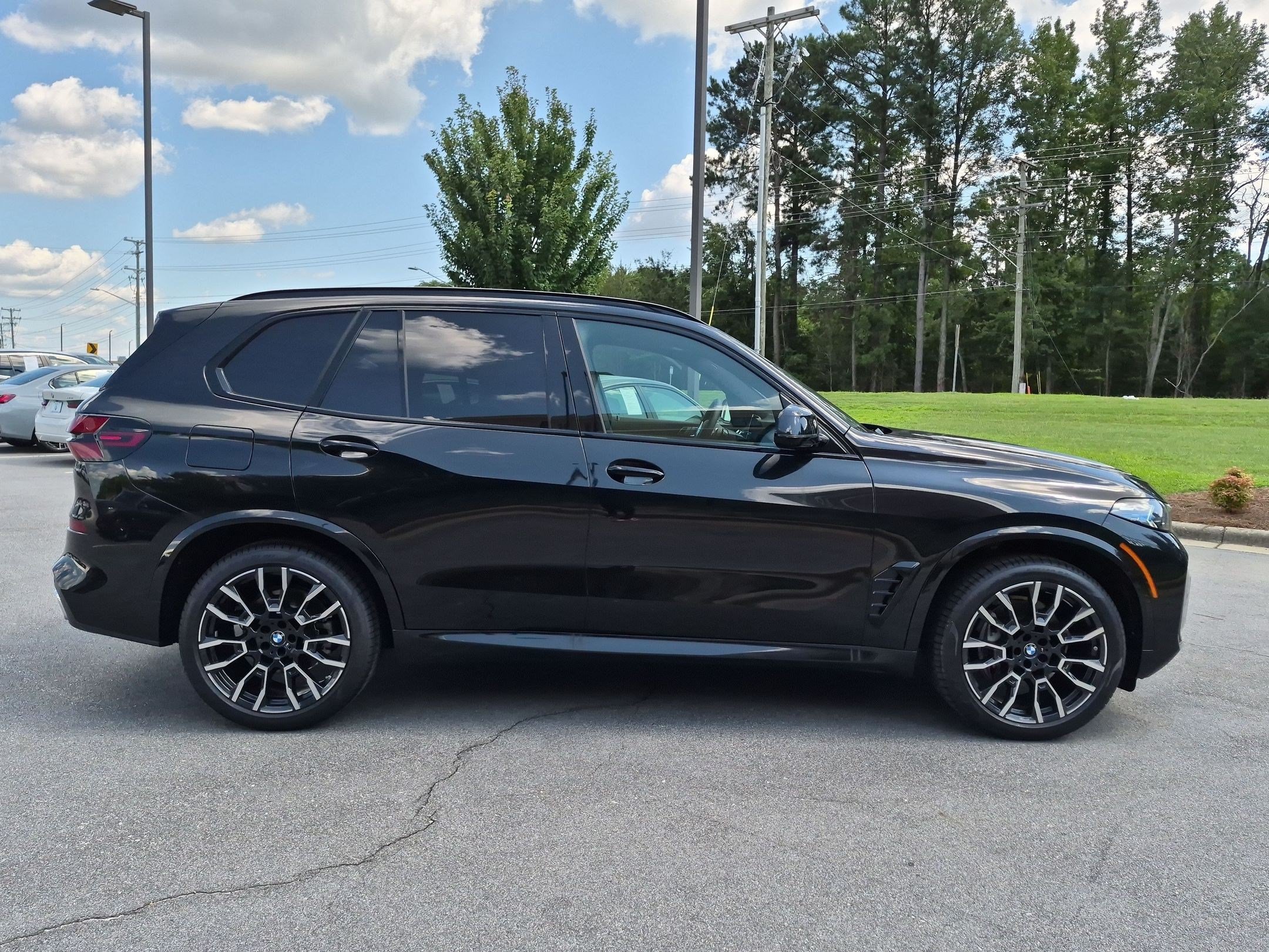 New 2026 BMW X5 xDrive40i w/ M Sport Package AWD/4WD image 2