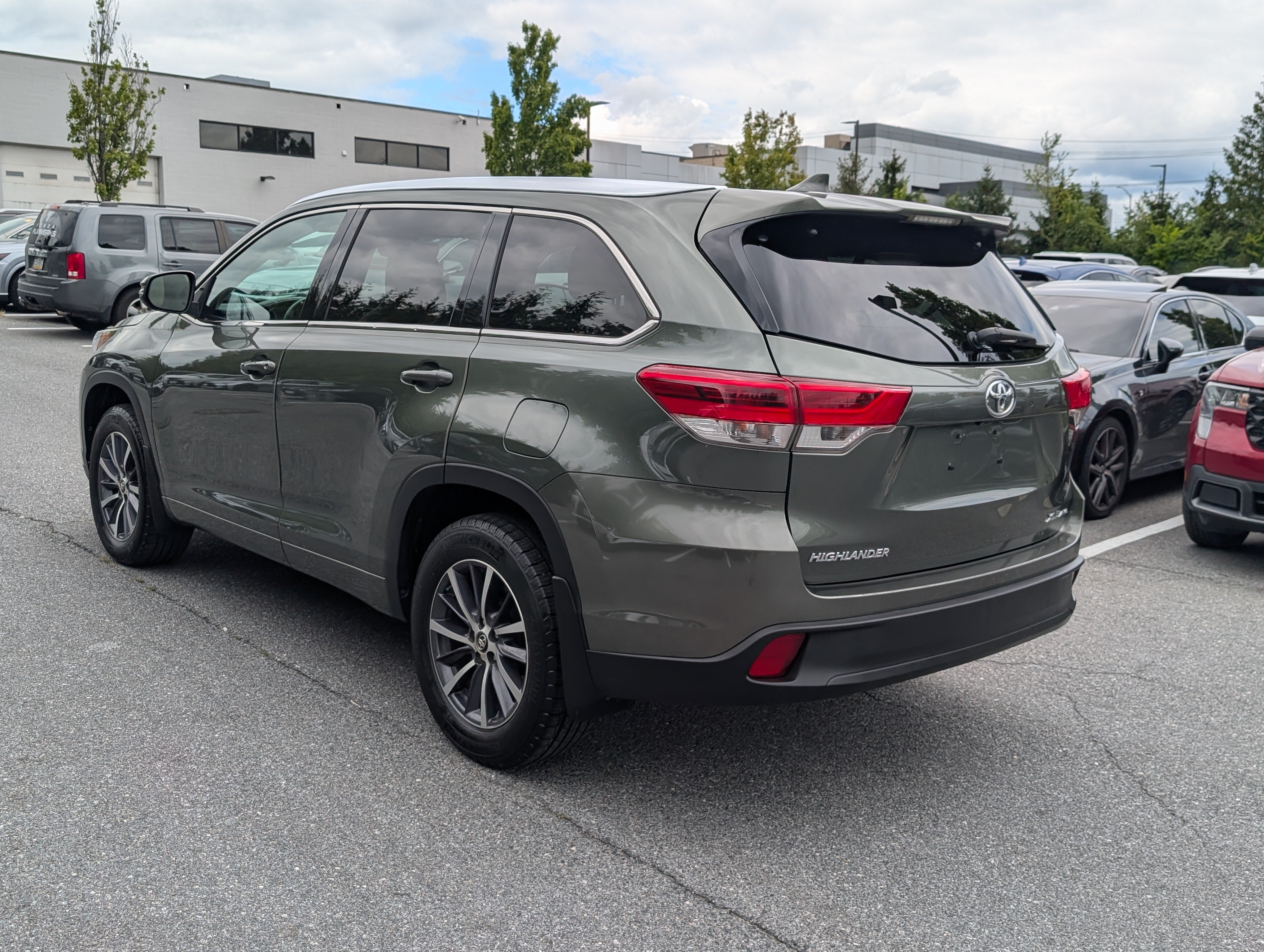 Used 2017 Toyota Highlander XLE AWD/4WD image 5