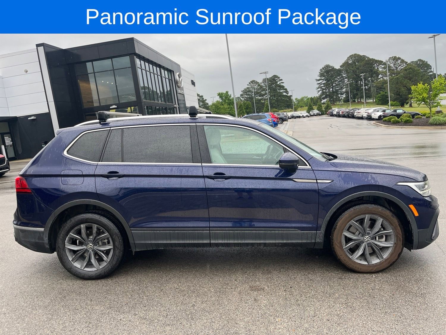 Used 2023 Volkswagen Tiguan SE w/ Panoramic Sunroof Package FWD image 3