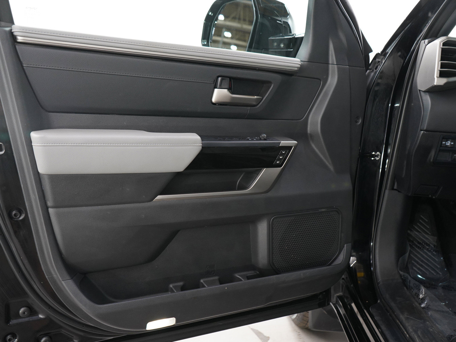Used 2025 Toyota Tundra Limited AWD/4WD image 20