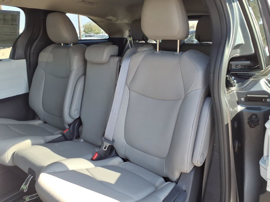 Used 2025 Toyota Sienna XLE FWD image 10