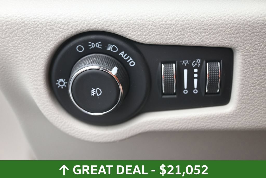 Used 2023 Chrysler Pacifica Touring-L FWD image 23