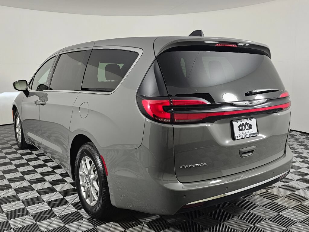Used 2025 Chrysler Pacifica Select FWD image 5