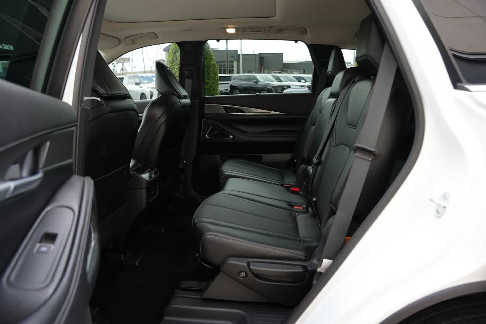 Certified 2026 INFINITI QX60 Luxe w/ Cargo Package AWD/4WD image 19
