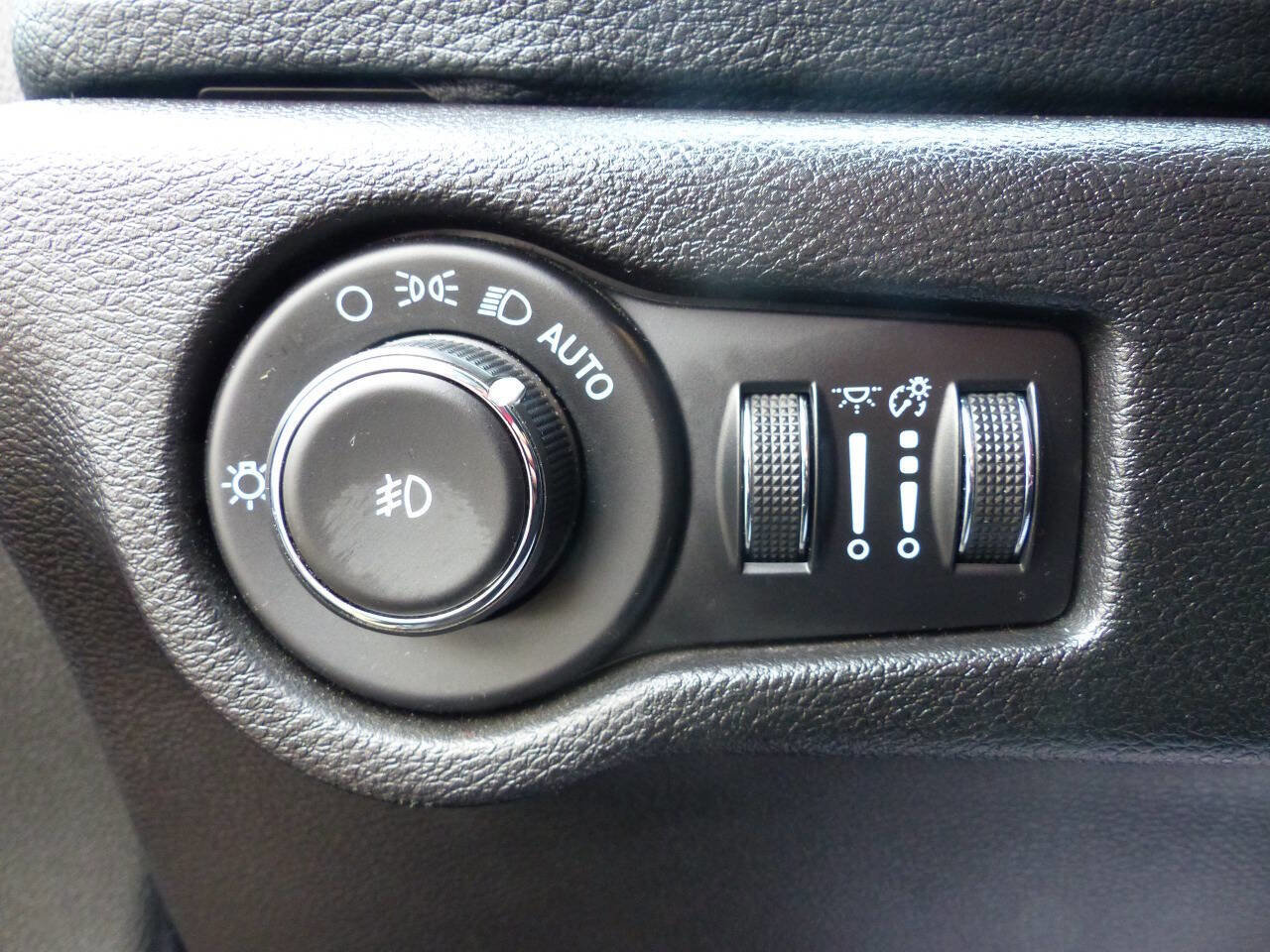 Used 2021 Chrysler Pacifica Touring w/ Uconnect Theater Family Group image 22