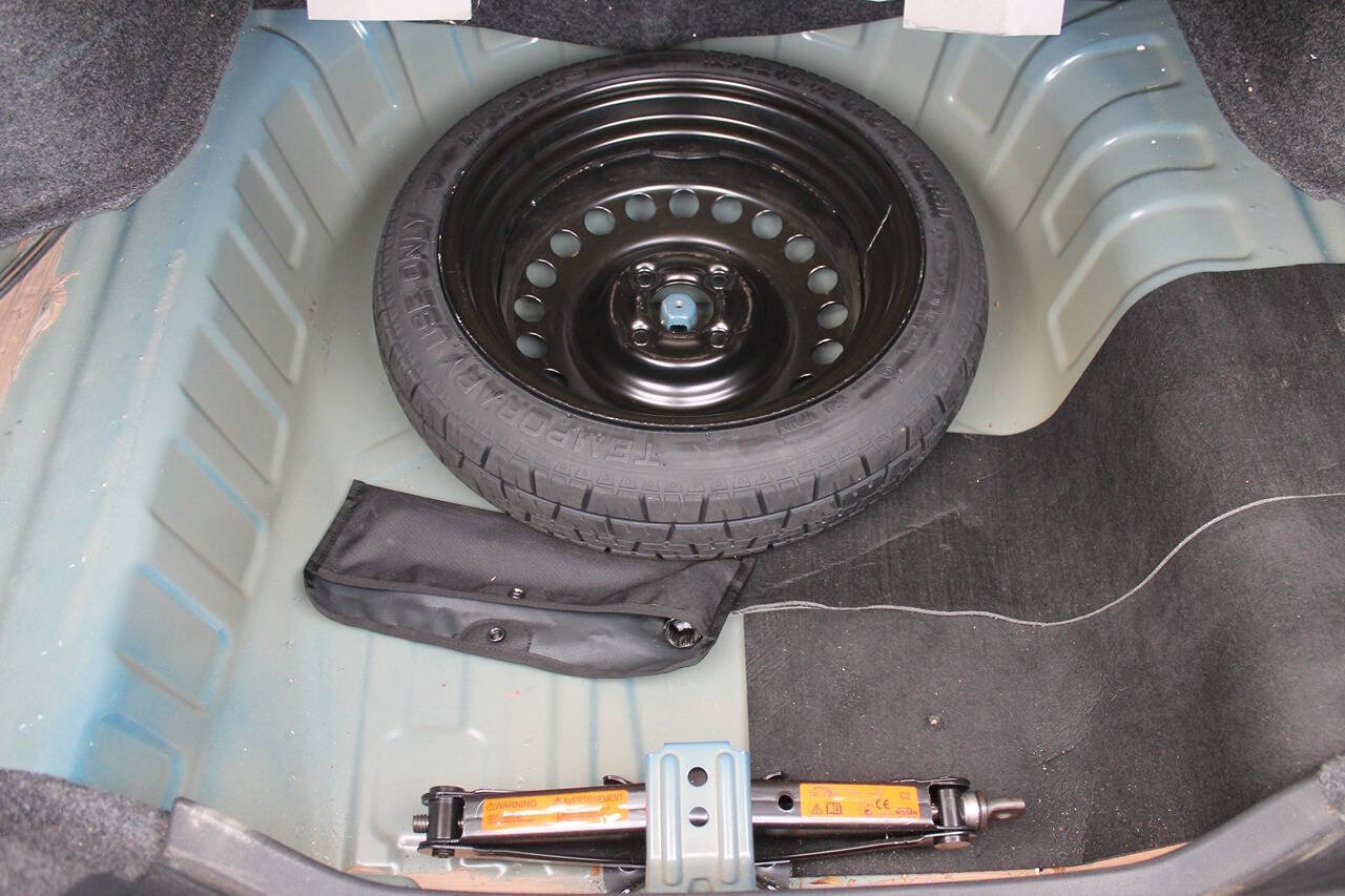 Used 2015 Nissan Versa SV FWD image 35
