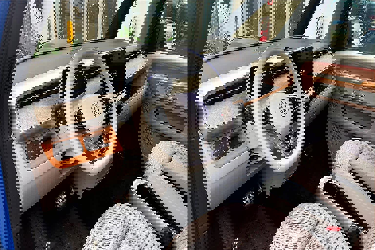 Used 2025 Volkswagen ID. Buzz 1st Edition image 16