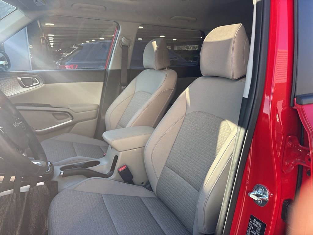 Used 2025 Kia Soul EX image 13