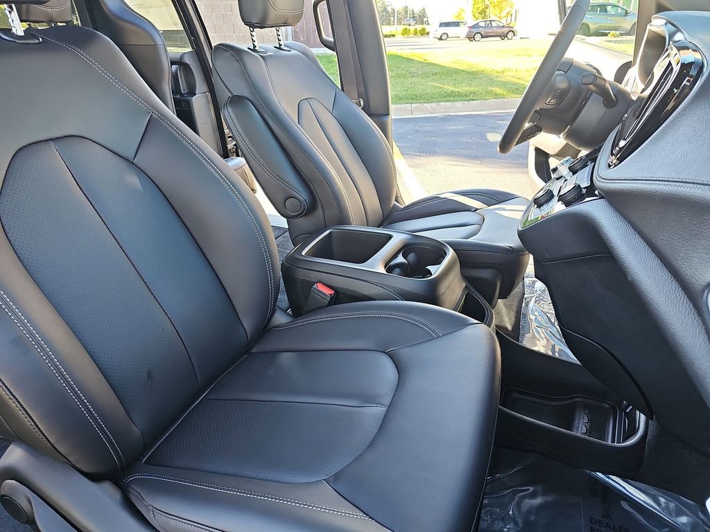 New 2026 Chrysler Pacifica Select image 10