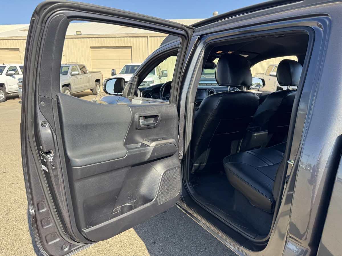 Used 2020 Toyota Tacoma TRD Off-Road w/ Technology Package AWD/4WD image 22