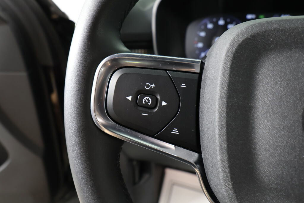 Used 2022 Volvo XC40 T5 R-Design image 33