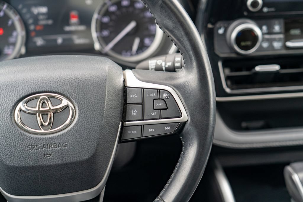 Used 2022 Toyota Highlander XLE AWD/4WD image 18