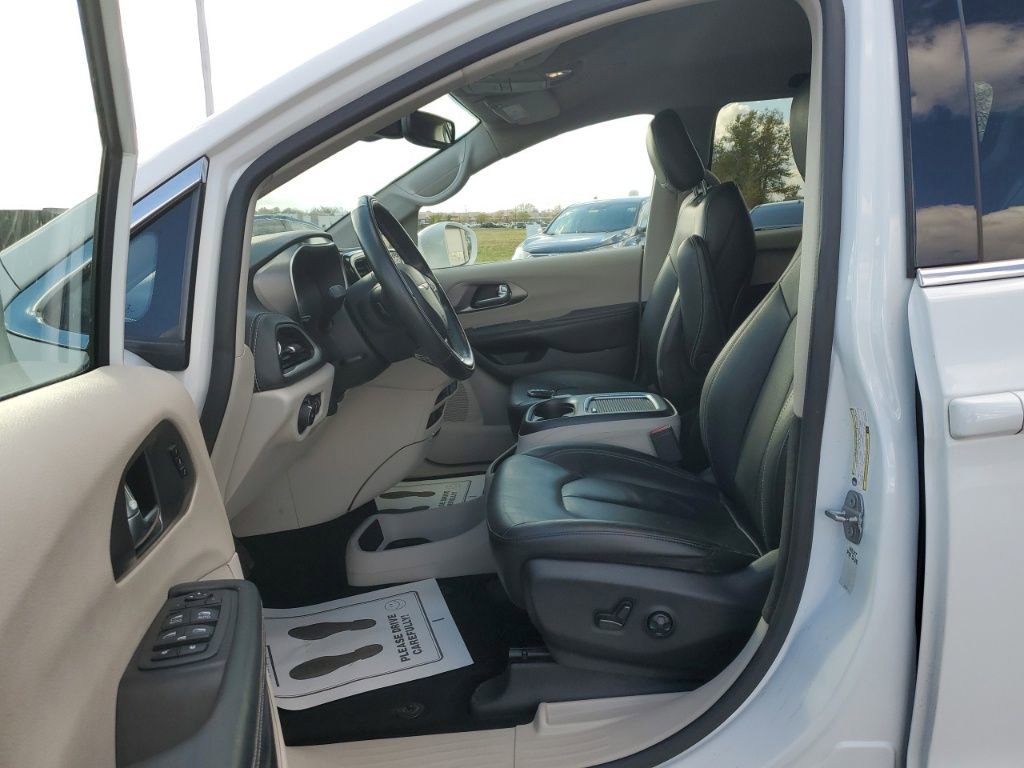 Used 2022 Chrysler Pacifica Touring-L image 30