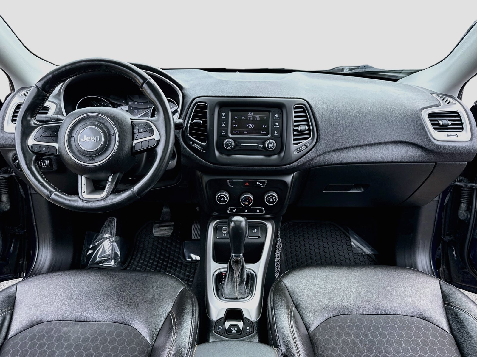 Used 2018 Jeep Compass Latitude w/ Safe & Security Group FWD image 14