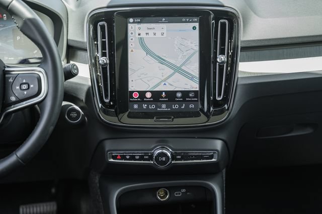 Certified 2025 Volvo XC40 B5 Plus AWD/4WD image 22