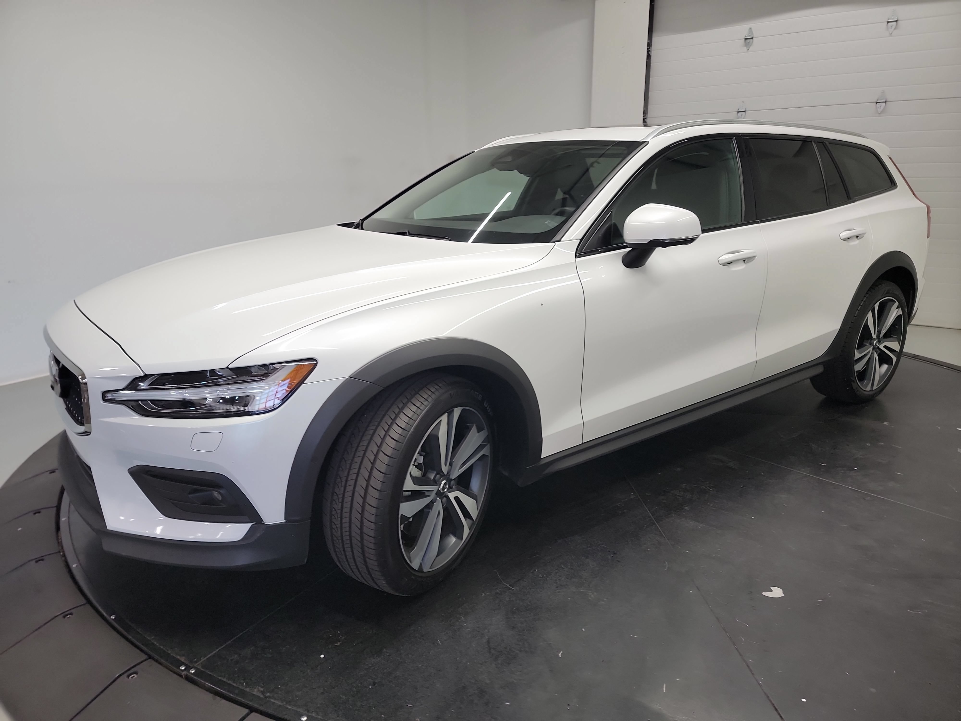 Used 2025 Volvo V60 B5 Cross Country Plus AWD/4WD image 3