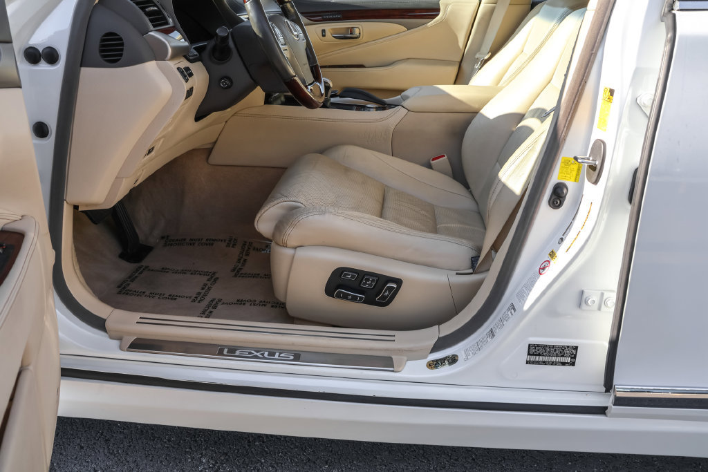 Used 2014 Lexus LS 460 AWD w/ Comfort Package image 18