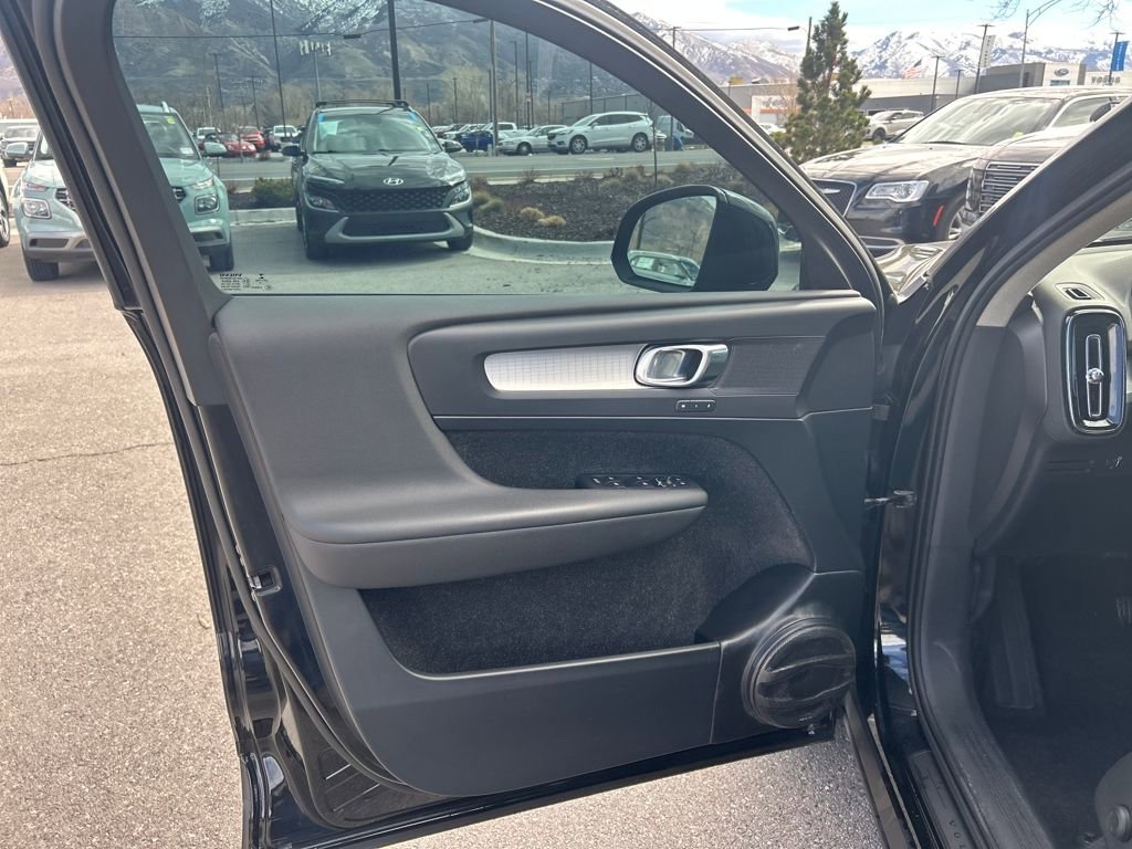 Used 2019 Volvo XC40 T5 Momentum image 9