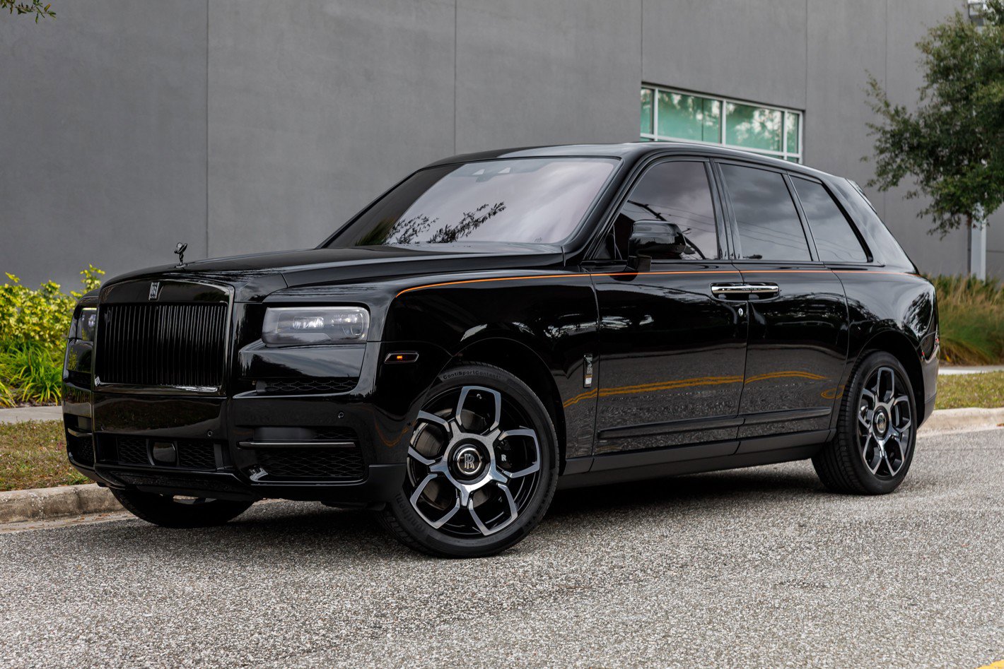 Used 2022 Rolls-Royce Cullinan Black Badge w/ Dark Exterior Package image 28