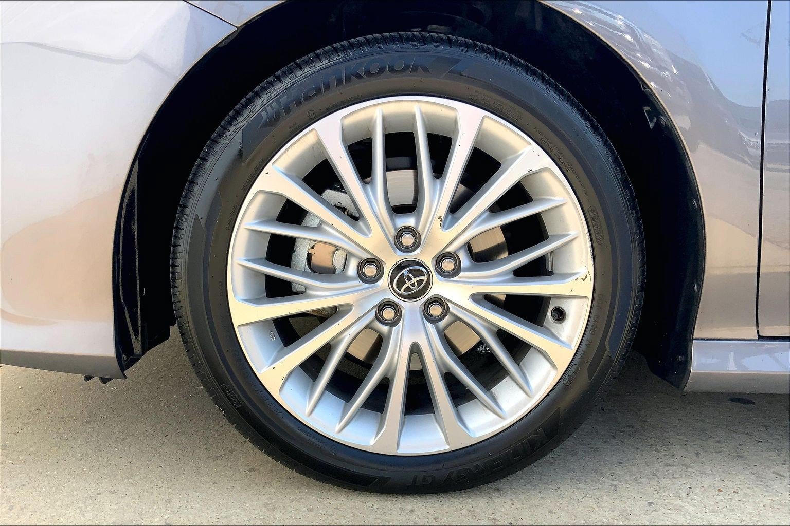 Used 2020 Toyota Camry XLE w/ Sunroof Package FWD image 11