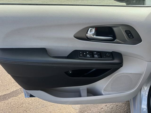 Certified 2024 Chrysler Pacifica Select image 21