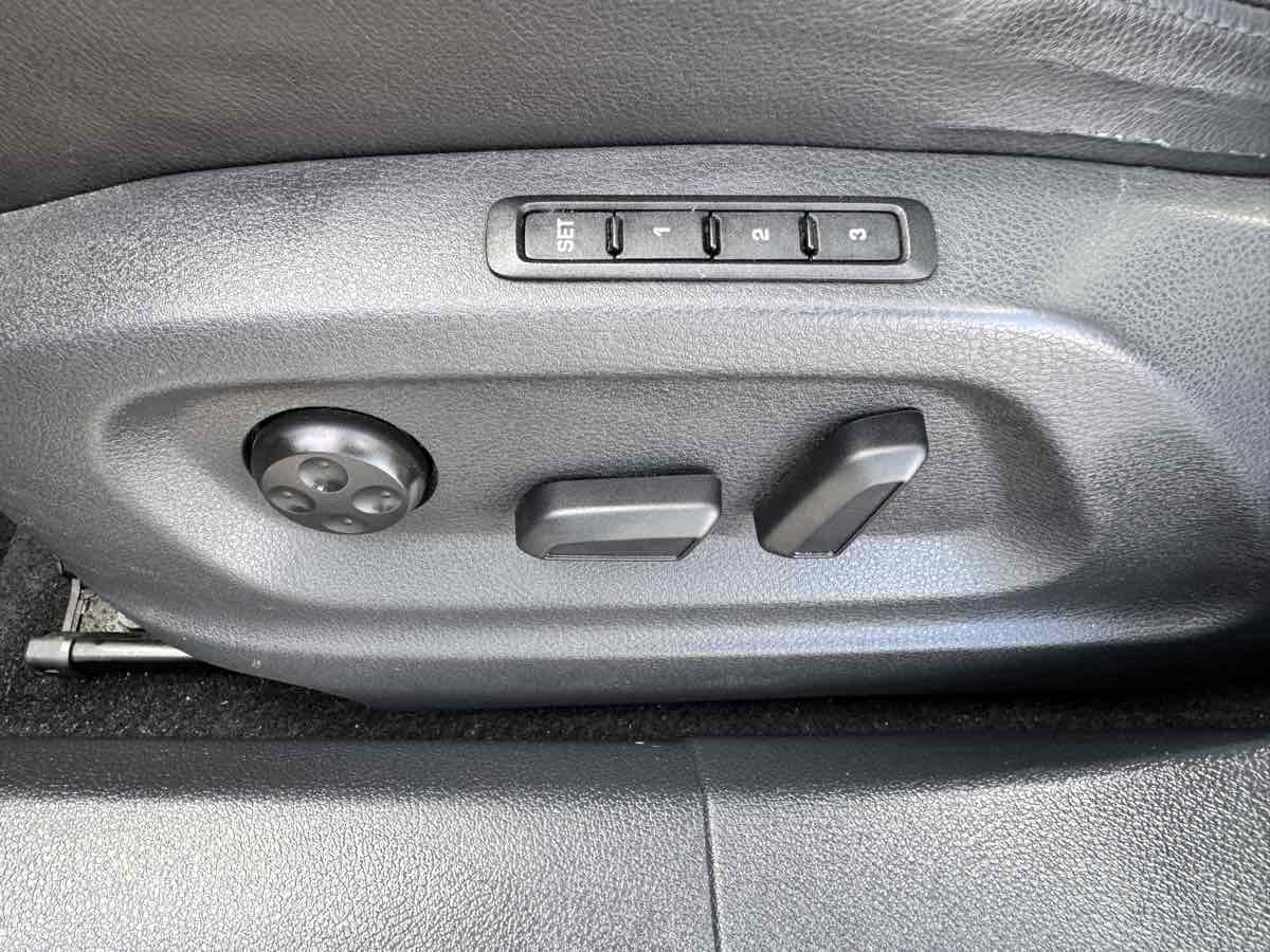 Used 2011 Volkswagen Tiguan SEL FWD image 39