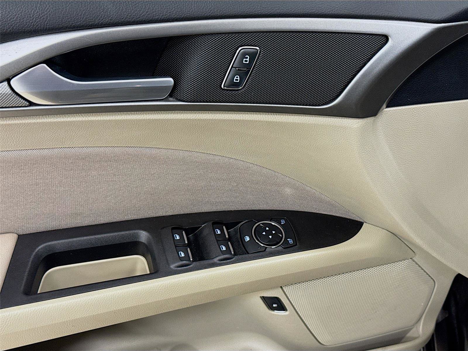 Used 2019 Ford Fusion SE image 18