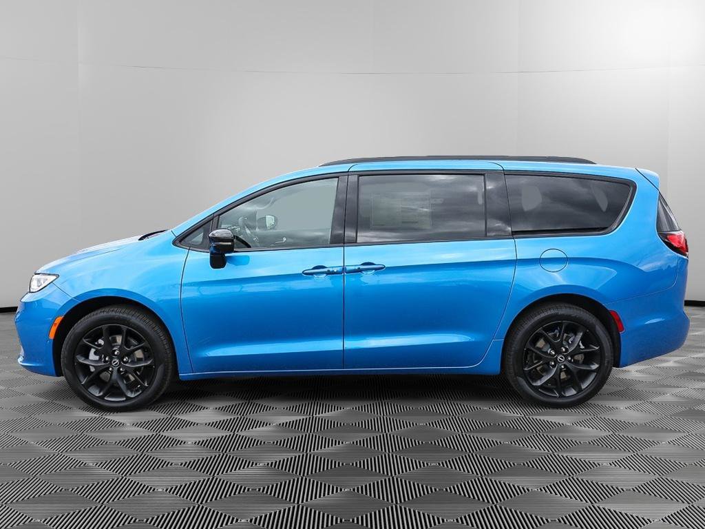 New 2026 Chrysler Pacifica Select AWD/4WD image 3
