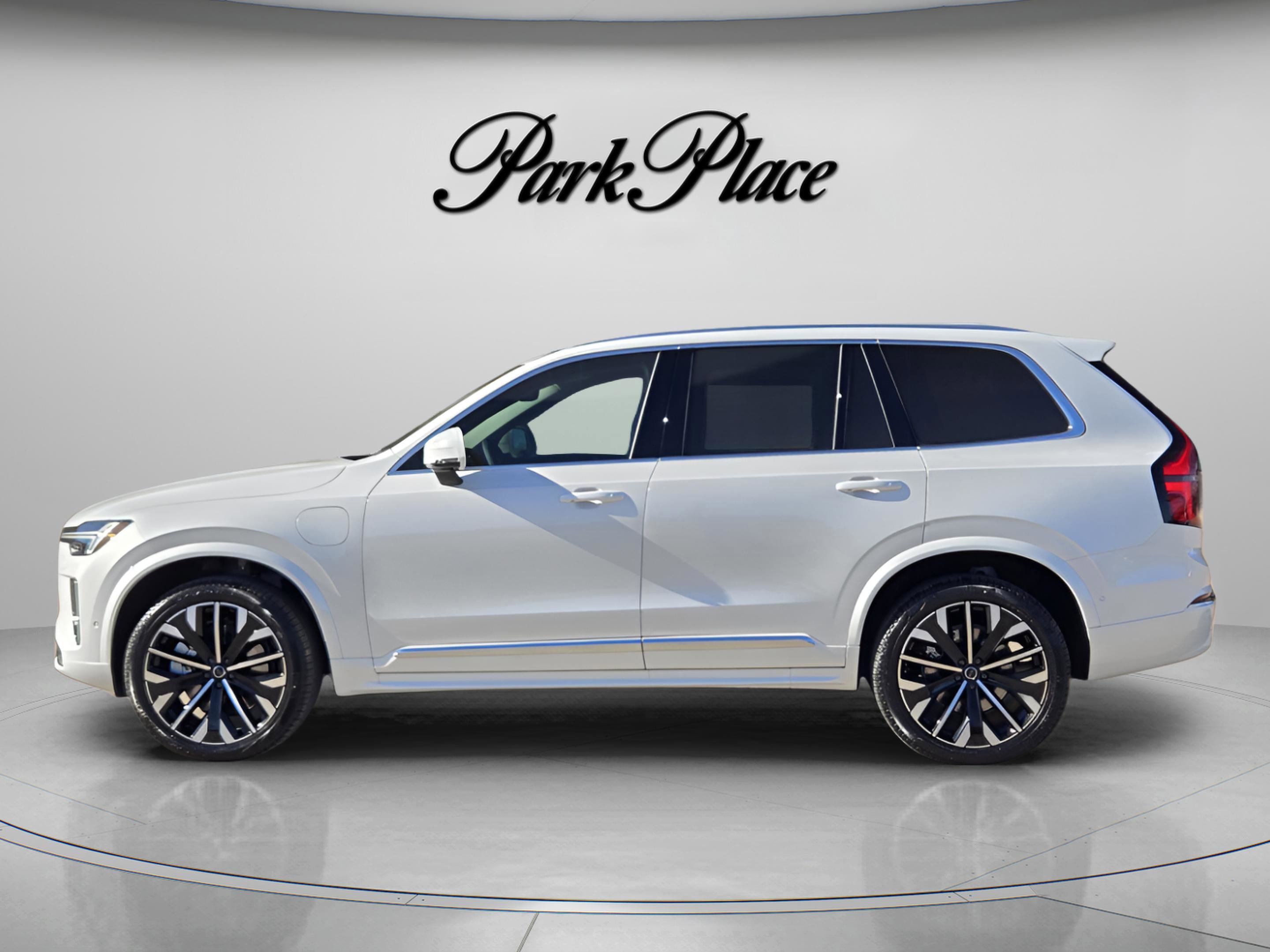New 2026 Volvo XC90 T8 Plus w/ Protection Package Premier image 3