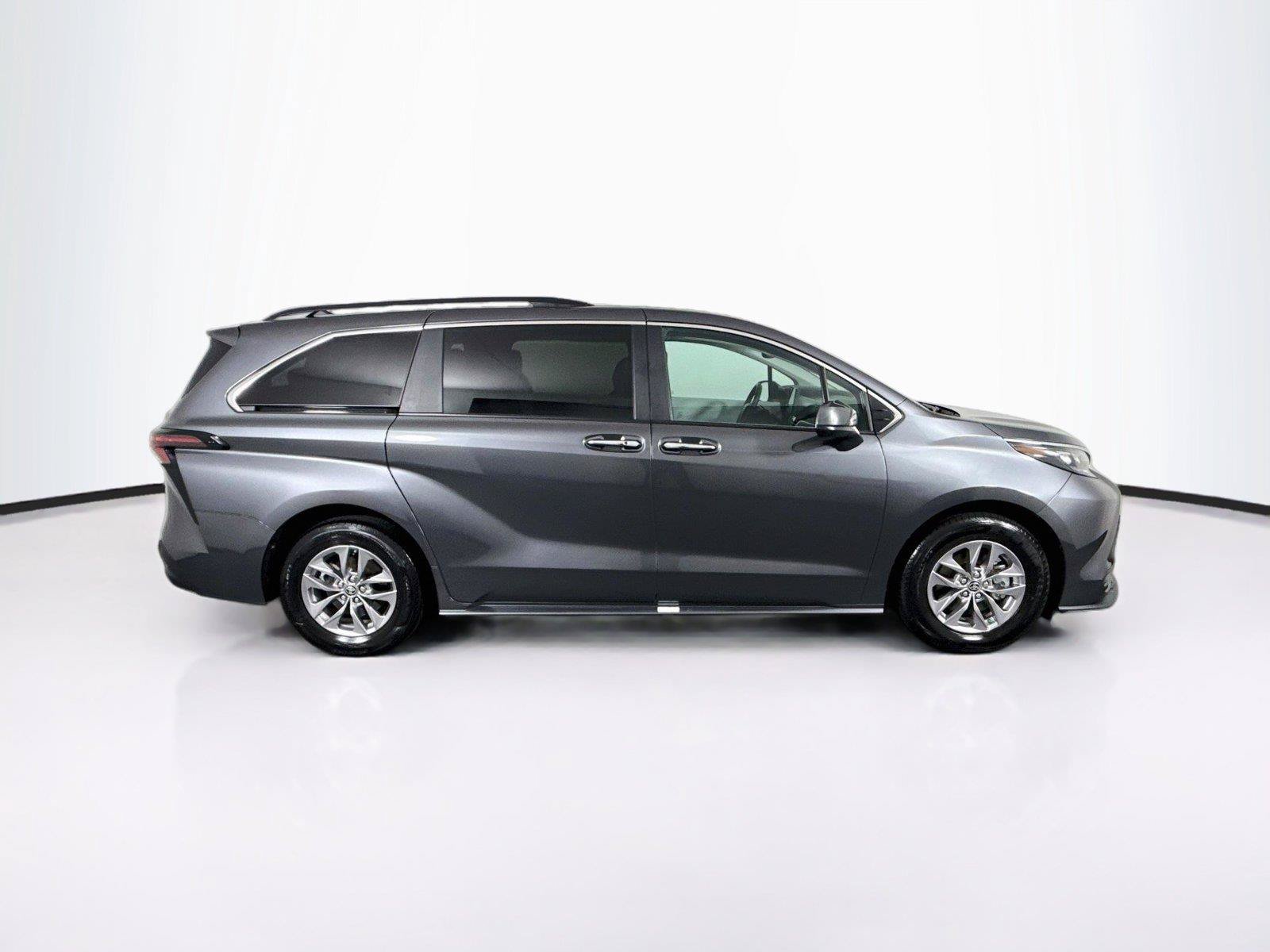 Certified 2025 Toyota Sienna XLE FWD image 11