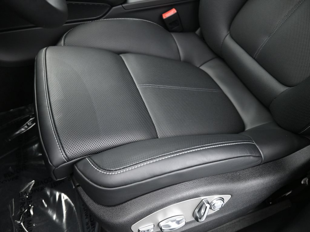 Certified 2025 Porsche Macan GTS AWD/4WD image 23