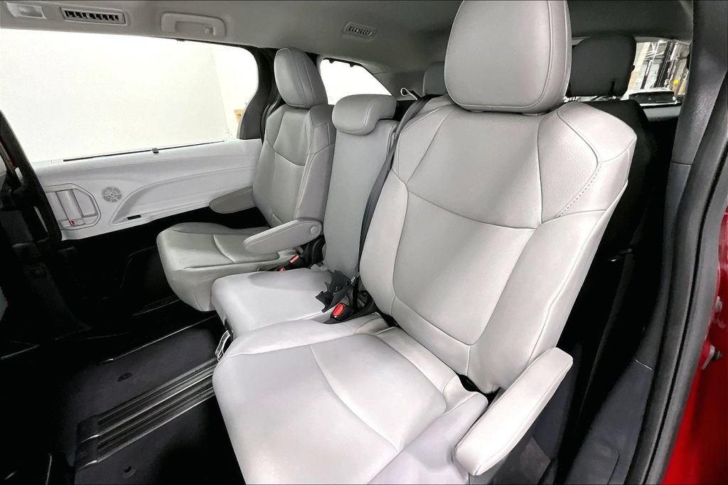 Used 2026 Toyota Sienna XLE FWD image 32