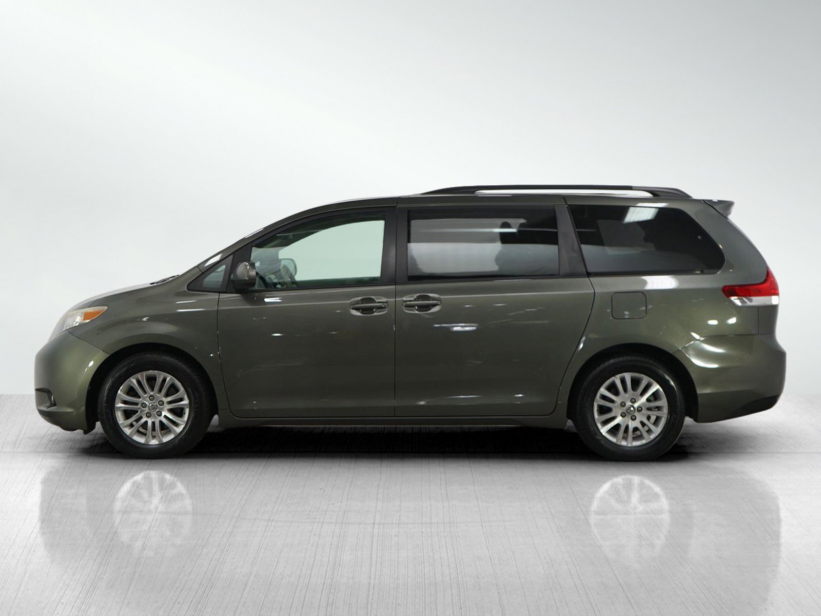 Used 2012 Toyota Sienna XLE image 2