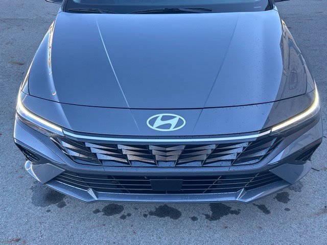 Used 2025 Hyundai Elantra Limited FWD image 11