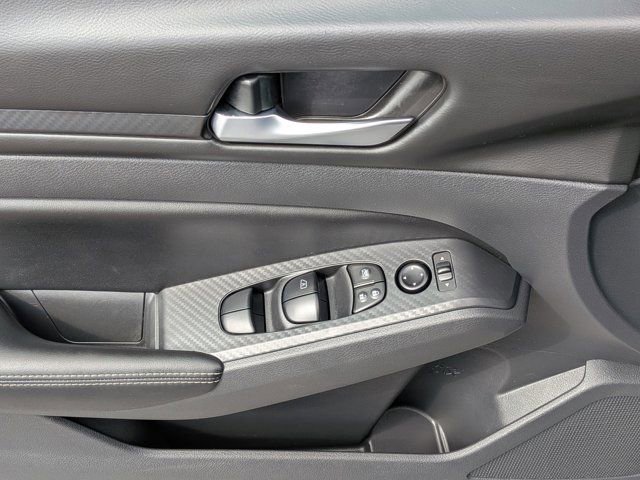 Used 2025 Nissan Altima 2.5 SV image 17
