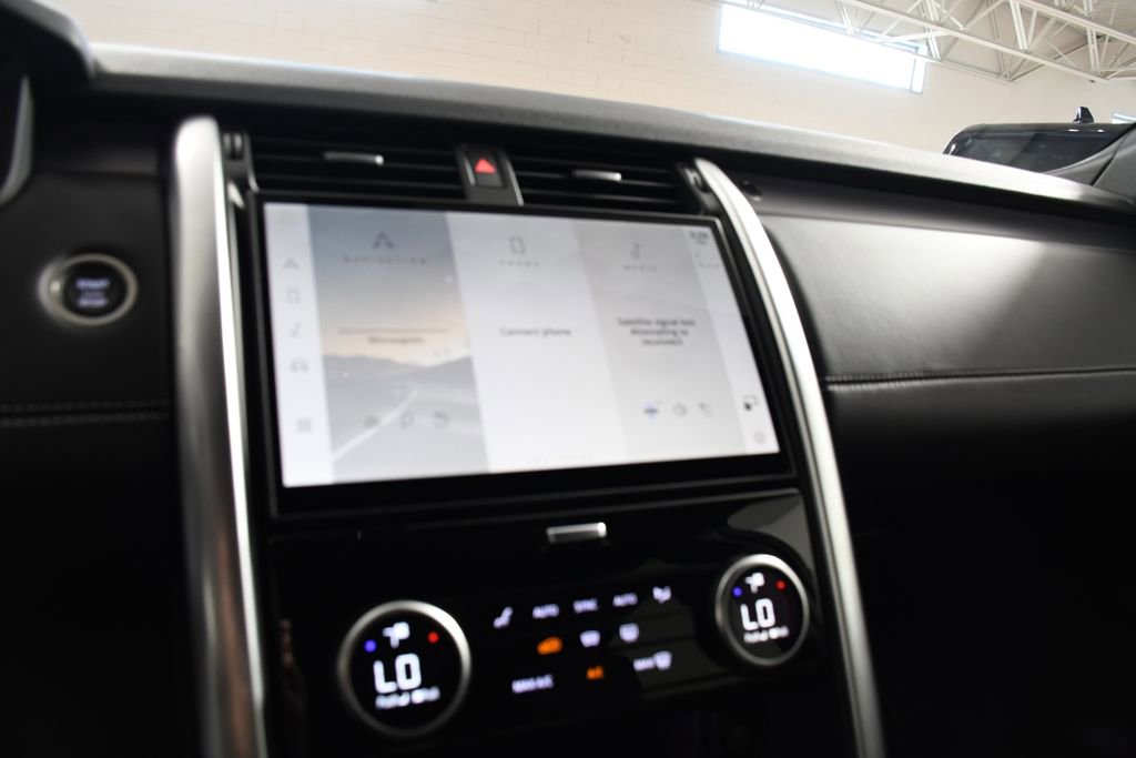 Certified 2025 Land Rover Discovery Dynamic SE image 31