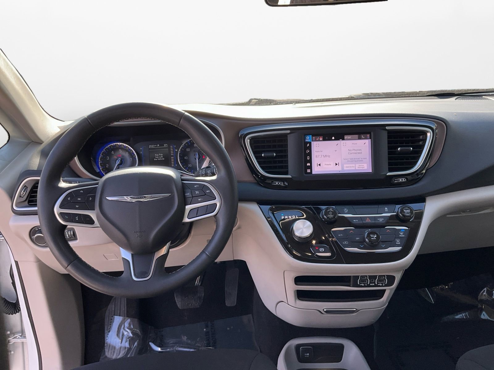Used 2022 Chrysler Voyager LX image 10