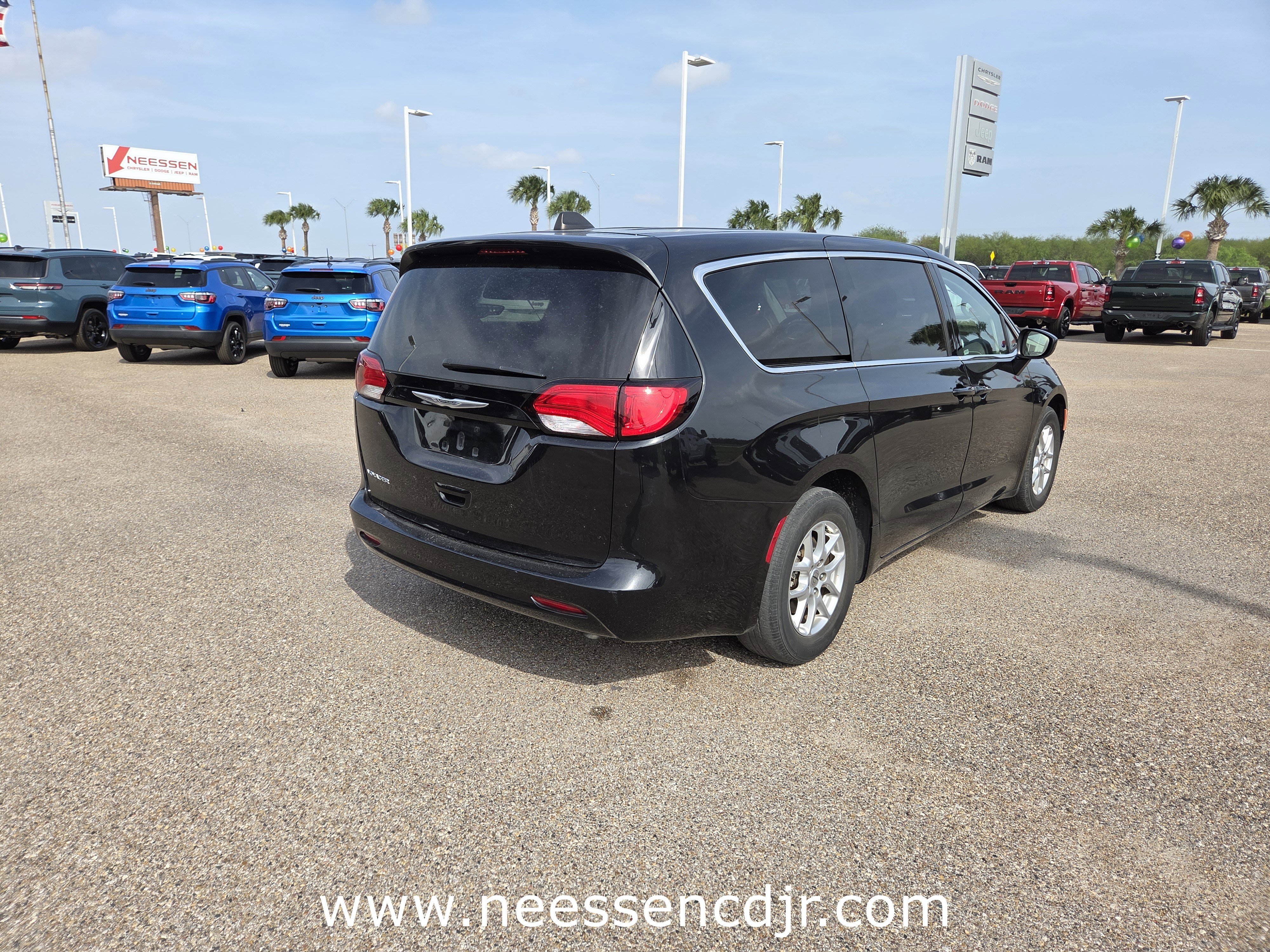 Used 2023 Chrysler Voyager LX image 7