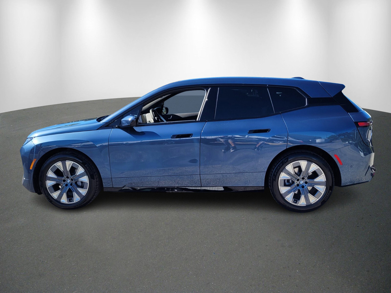 Used 2026 BMW iX xDrive45 image 4