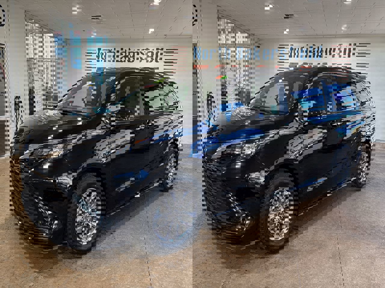 Certified 2025 Toyota Sienna XLE image 1