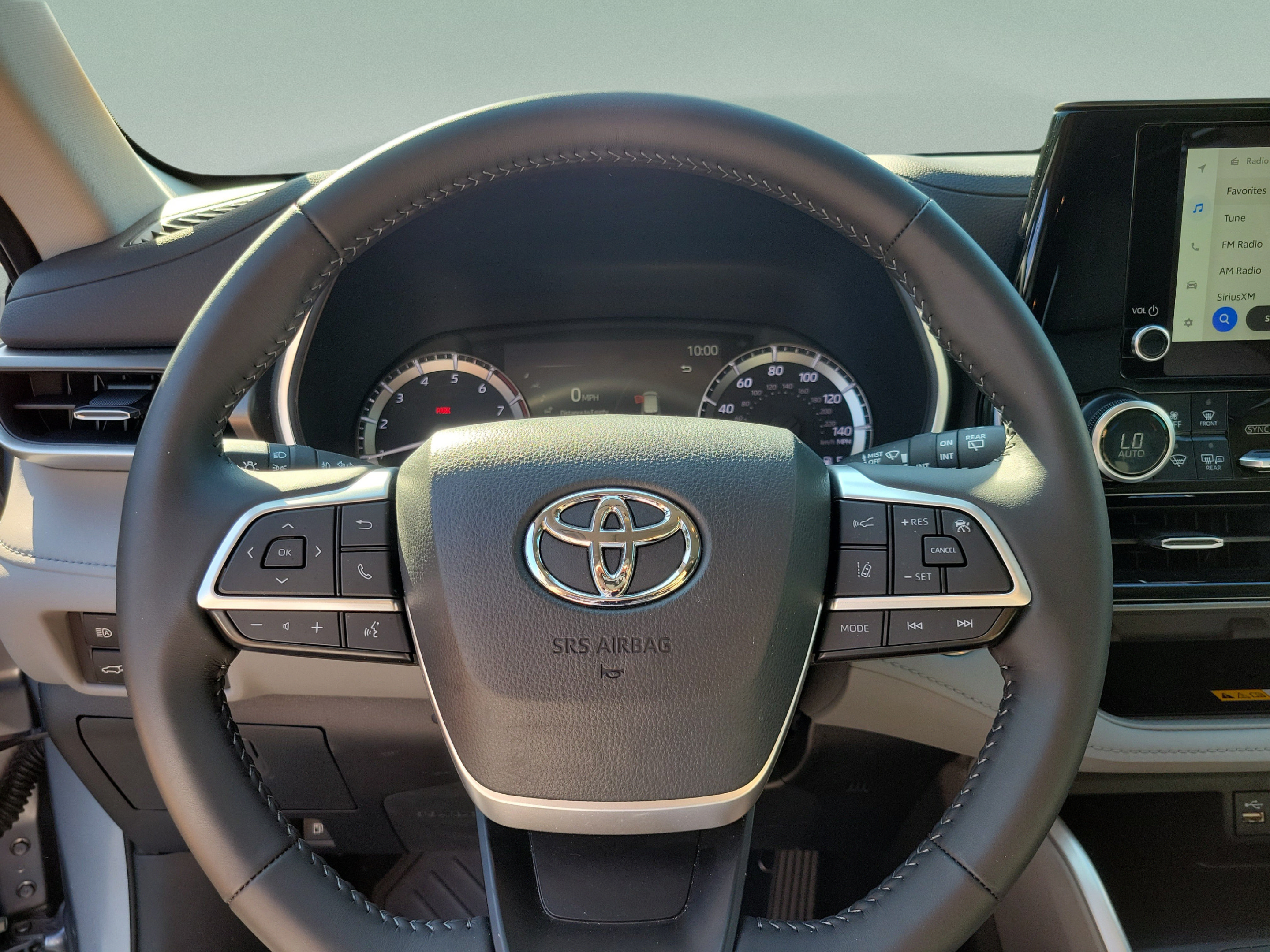 Used 2024 Toyota Highlander XLE FWD image 12