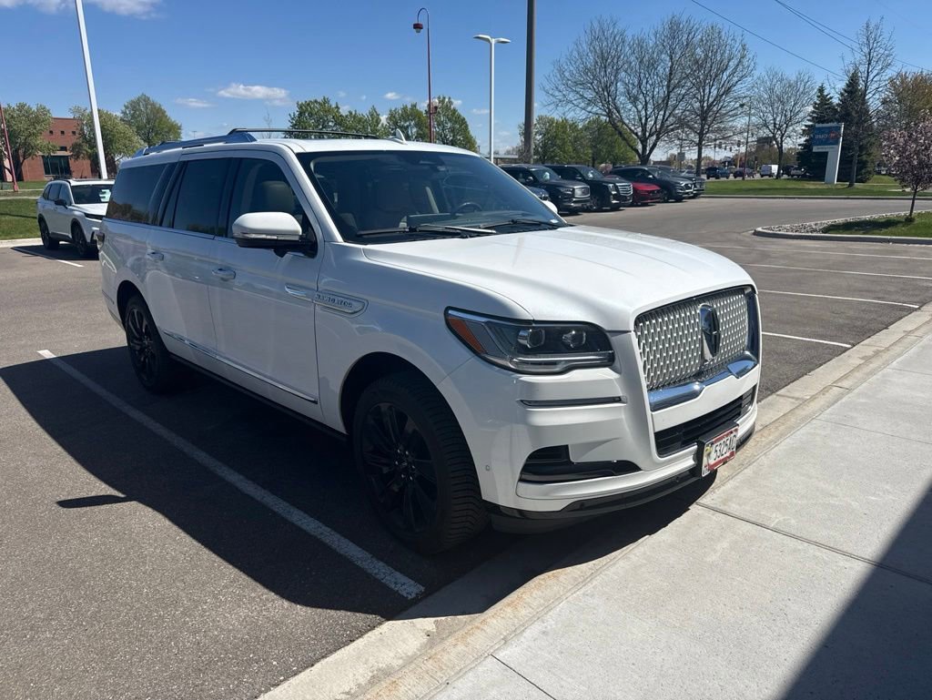Used 2023 Lincoln Navigator L Reserve AWD/4WD image 3