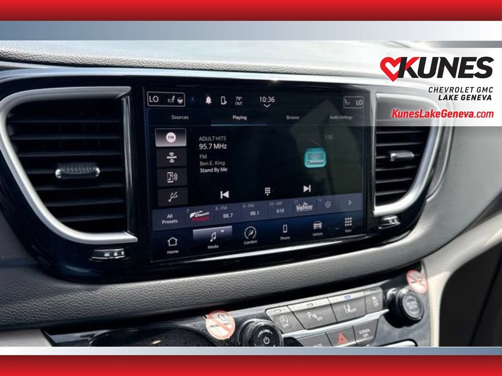 Used 2023 Chrysler Pacifica Touring-L FWD image 17
