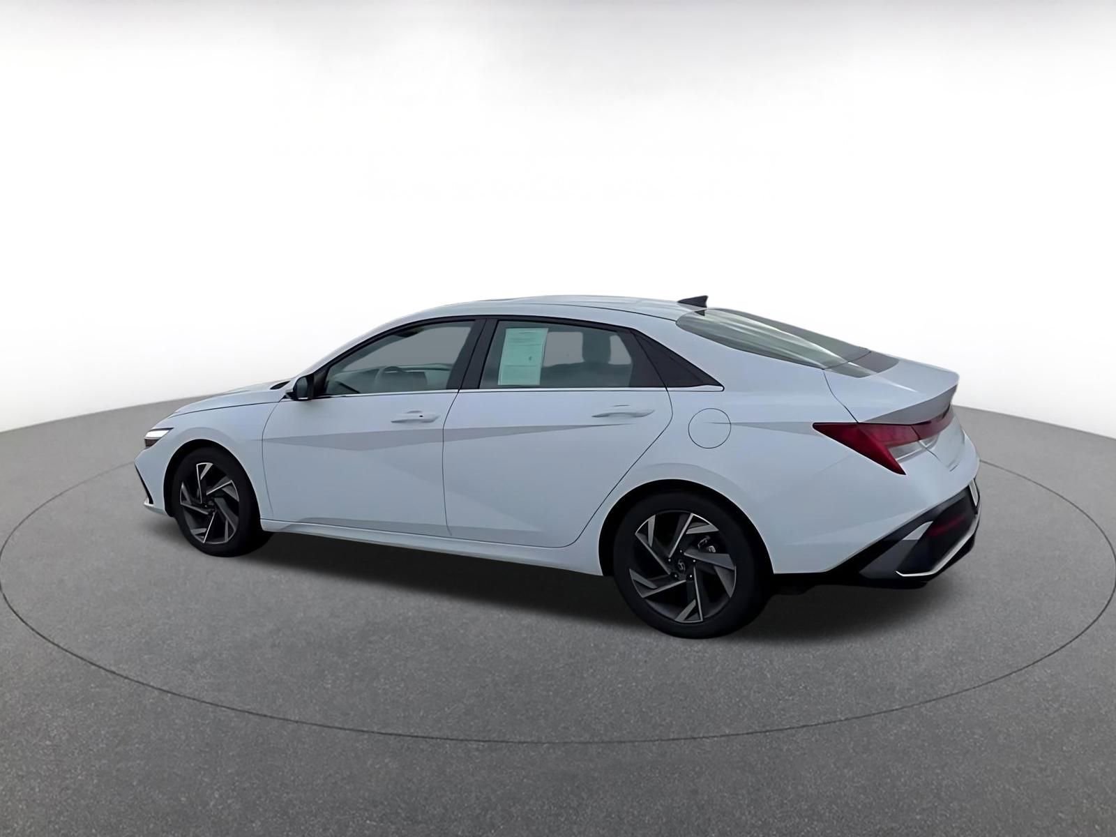 Used 2025 Hyundai Elantra SEL image 10